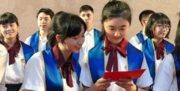 “点读机女孩”高考成绩曝光,网友为何说你敢再说So easy不?