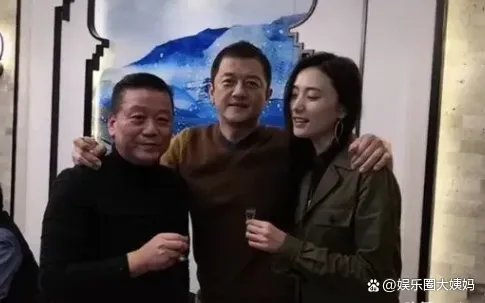 李亚鹏与女友拍婚纱大片,左手戴钻戒疑好事将近,两人是真爱吗?