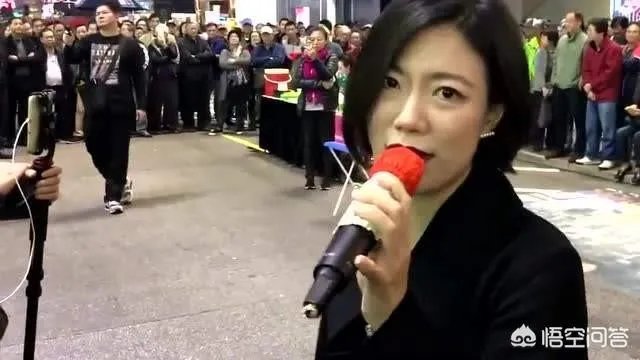 李亚鹏的新女友长得很像香港街头唱歌的小龙女,但是看介绍觉得应该不是,有知情的吗?