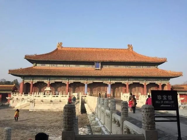 北京故宫匾额上有一根箭,为什么200年不摘?