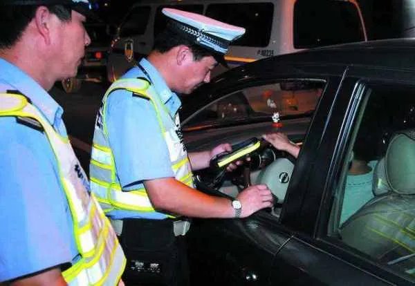 廊坊一轿车冲过夜市撞飞数人,司机要负什么责任