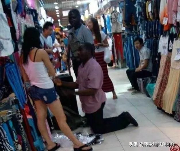 女儿和非洲小伙离婚了,孩子留给男方好还是留给女方好?