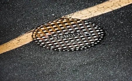 熊孩子井盖上放鞭炮被炸飞,物业需要负责吗?