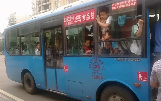 中国校车冲破墙面~完好无损~孩子的福音~中国的希望!
