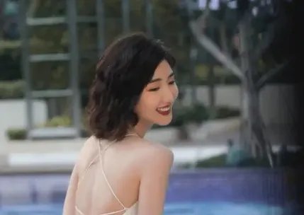 毛晓彤亮相华鼎奖红毯,港风造型的她为我们带来怎样的美感?