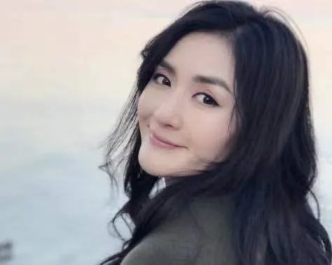 谢娜怀二胎后现身,是要出境安胎产子吗?