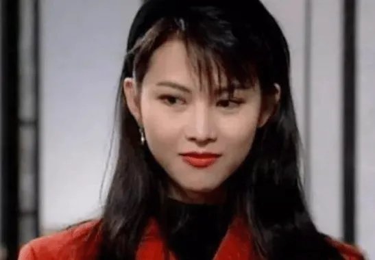 朱茵和邱淑贞的经典镜头,都比不过蔡少芬的“低头杀“,你觉得呢?
