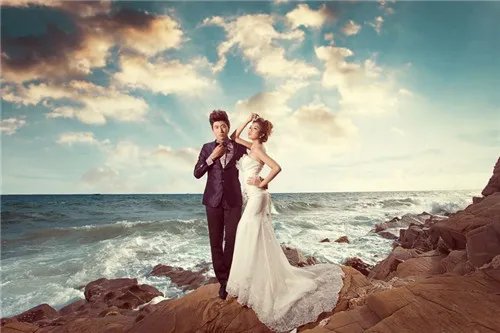 爱琴海婚纱照价格一般多少       拍婚纱照怎么摆姿势好看