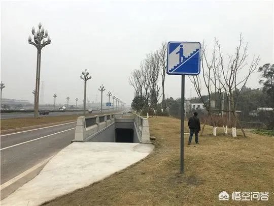 上个月成都一劳斯莱斯撞死两人路口被封死、过街隧道已修好，此事你怎么看？