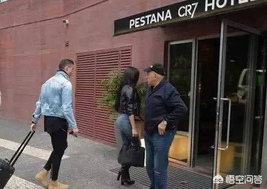 C罗未婚妻乔治娜在认识C罗前当过保姆干过导购,这是怎么回事?