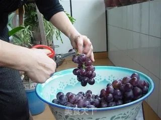 家庭自酿红葡萄酒