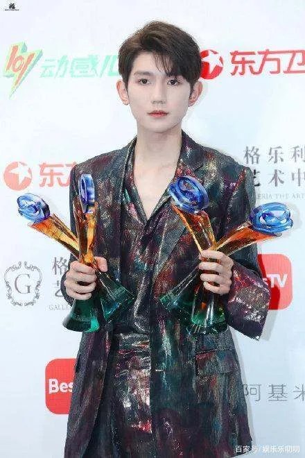 东方风云榜王源一人独捧四座奖杯，引网友惊叹：批发式拿奖，你怎么看？